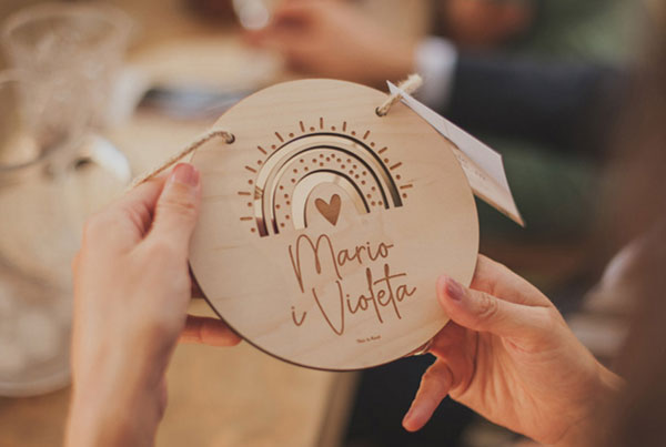 Plaques de fusta personalitzades amb el nom del beb&egrave; per a regalar a embarassades o recent nascuts el dia del casament